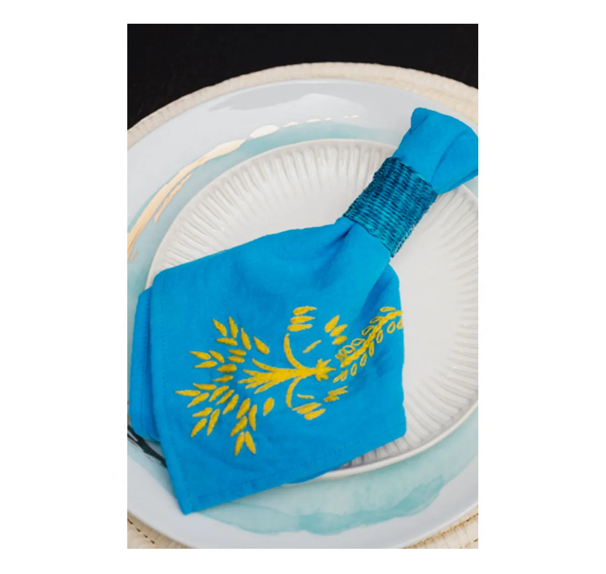 Hand embroidered linen napkin (Set of 4 Units)