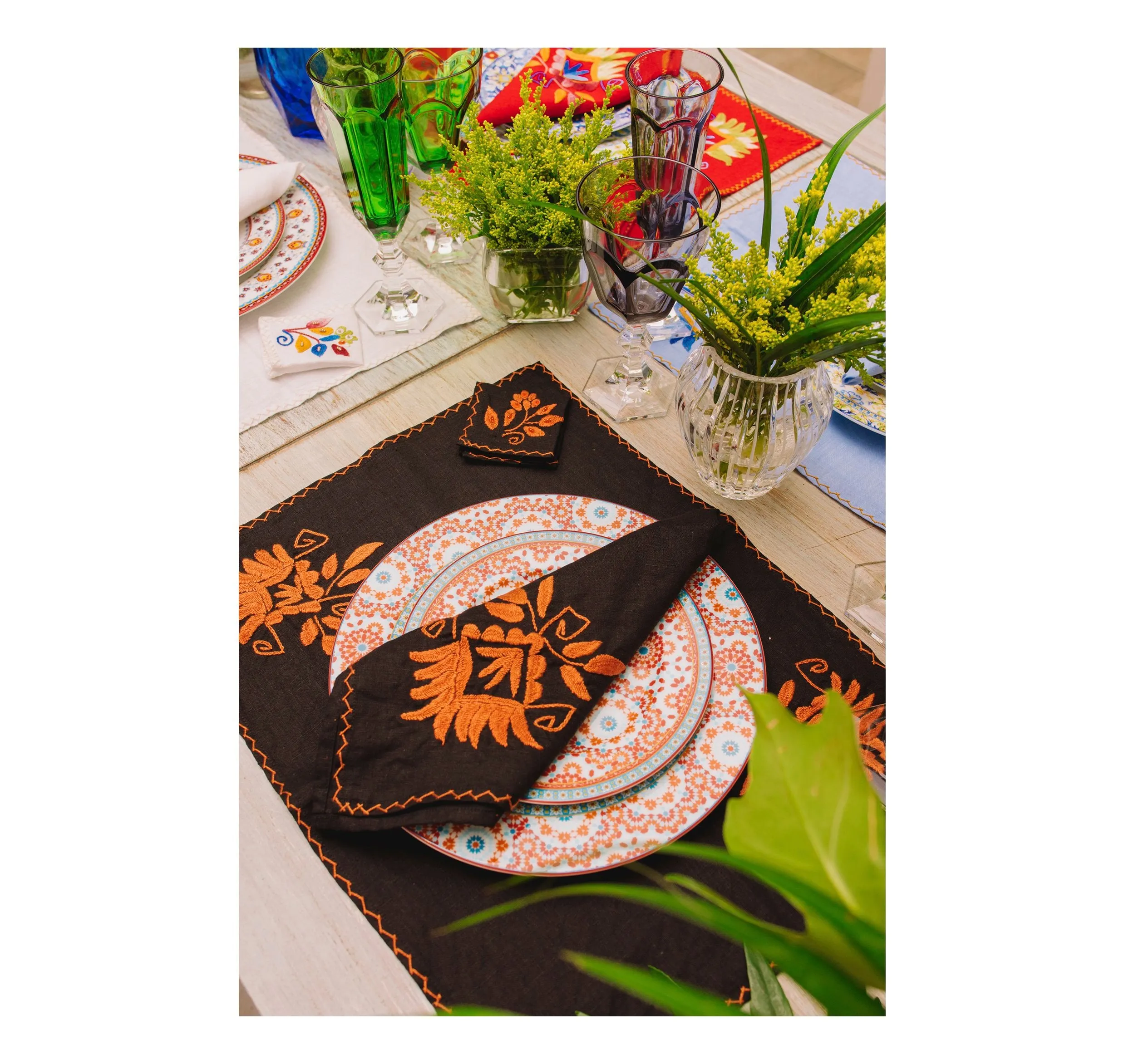 Hand embroidered linen tableware set (Set of 4 units)