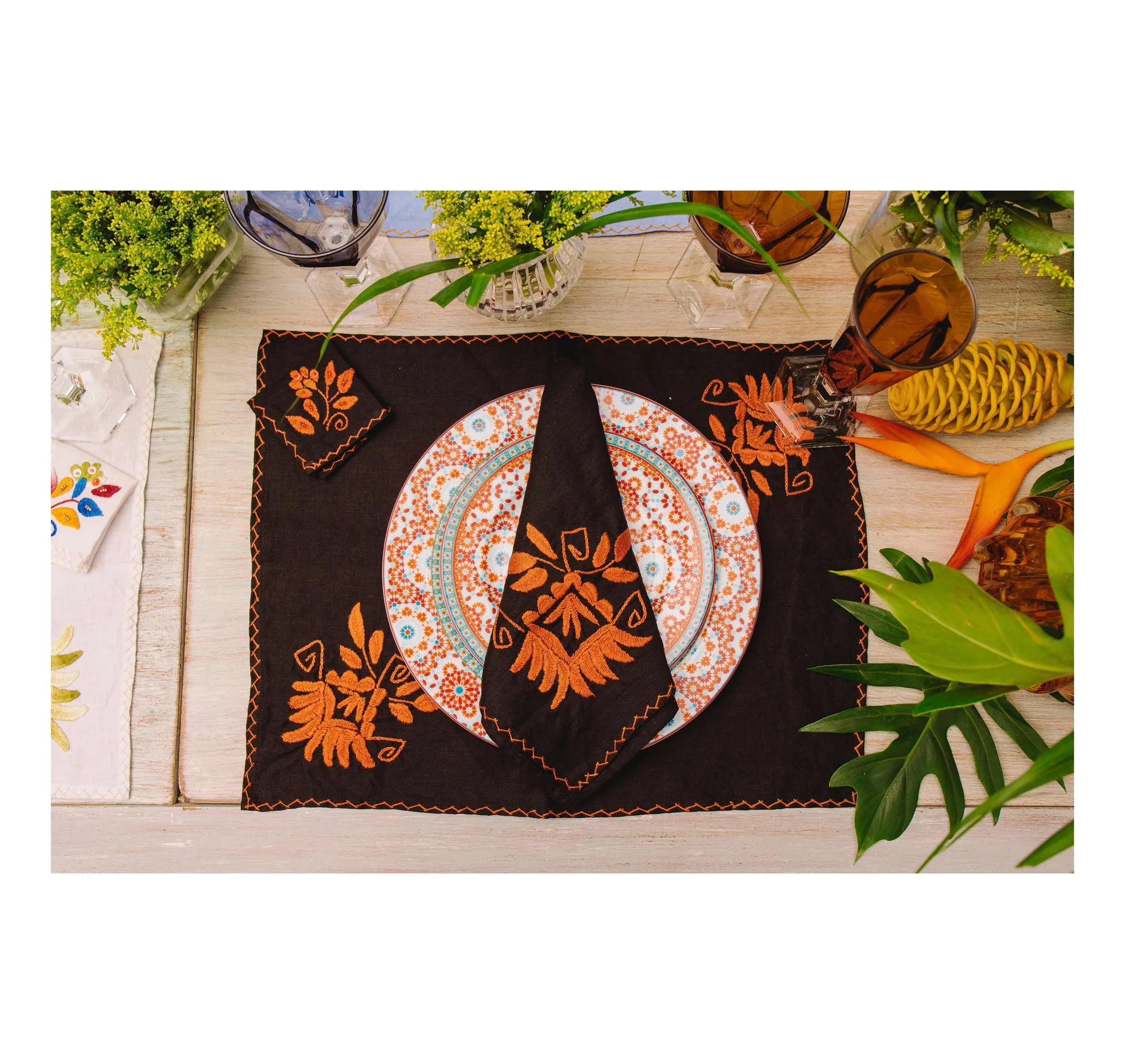 Hand embroidered linen tableware set (Set of 4 units)