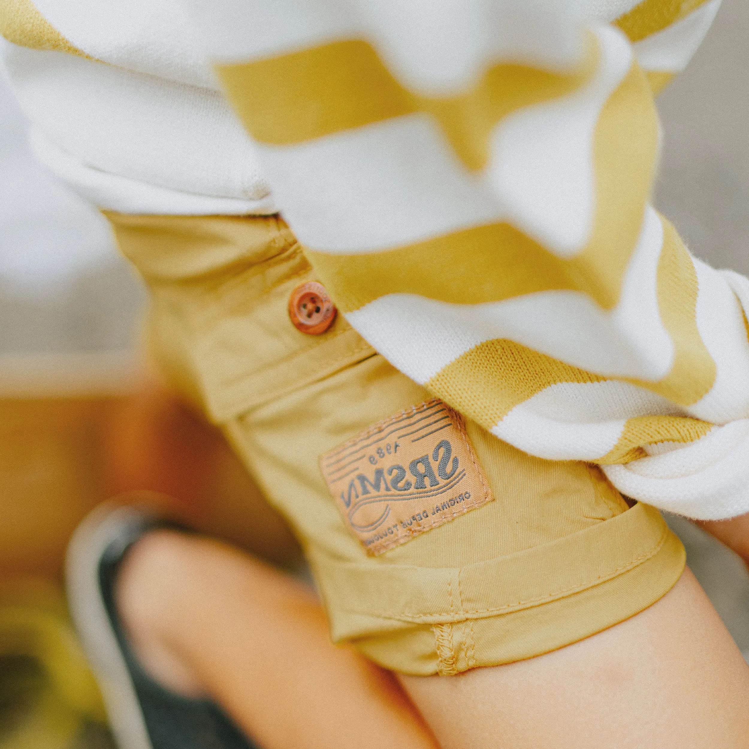 Short coupe régulière en twill très extensible jaune, enfant || Regular fit yellow short in stretch twill, child