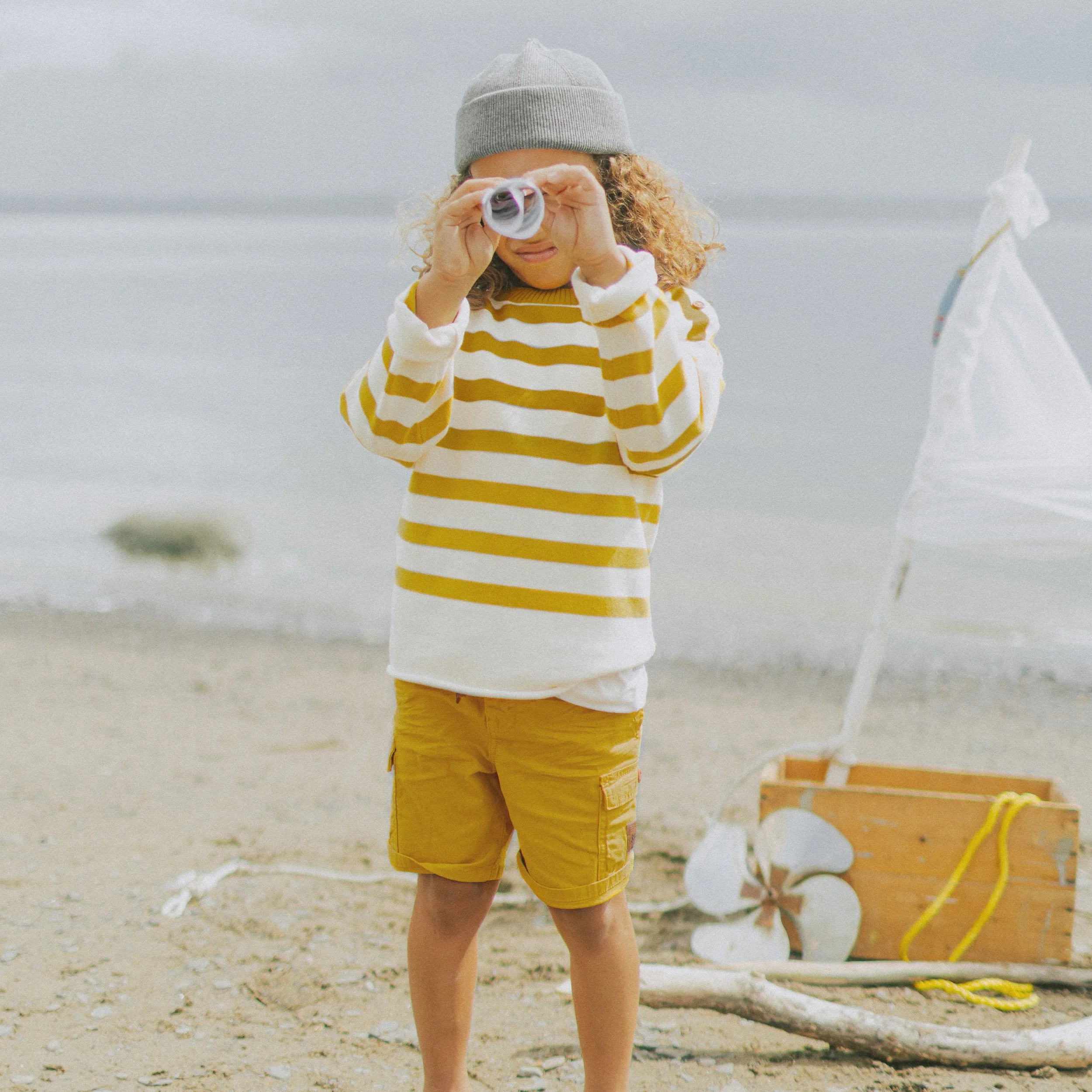 Short coupe régulière en twill très extensible jaune, enfant || Regular fit yellow short in stretch twill, child